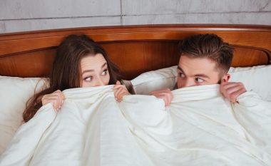 Rri e qetë: Gjashtë këshilla të miratuara nga ekspertët për seksin e parë!