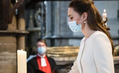 Kate Middleton zgjedh pallto të bardhë për daljen e radhës