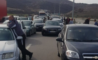 Banorët e Konjares së Shkupit në protesta, bllokuan autostradën Shtip – Milladinoc