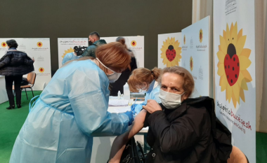 Deri tani rreth 300 punonjës shëndetësor të Kosovës kanë marrë vaksinat antiCOVID në Shqipëri