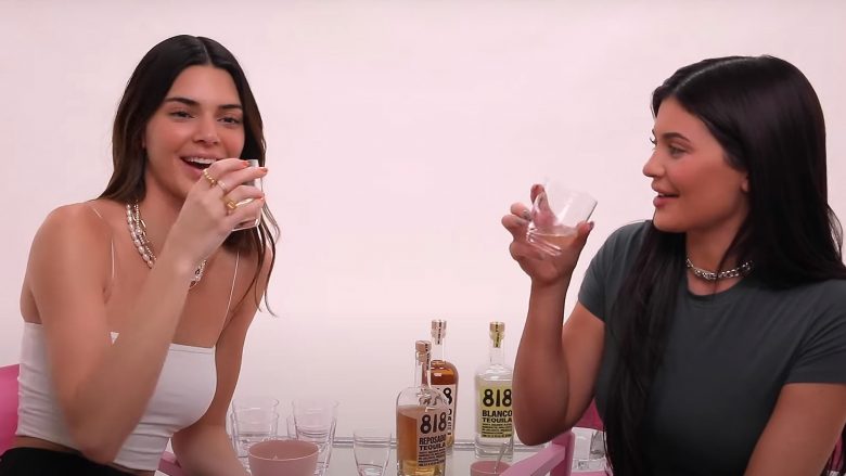 Kendall dhe Kylie bëjnë grimin të dehura – rezultati është thjesht i çuditshëm