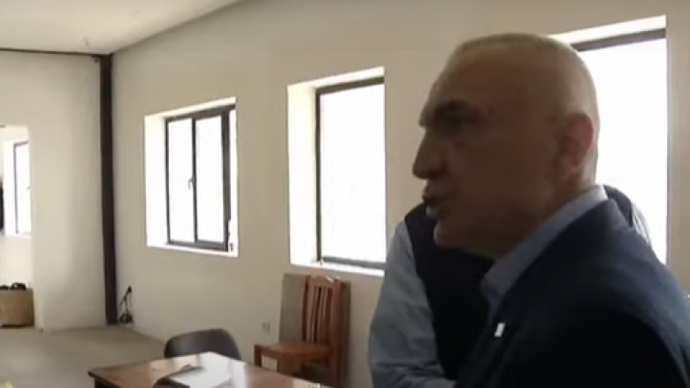 Policia Bashkiake “pushton” zyrat e FRD, apeli i fortë i Metës: Do të përfundoni si policët e Mubarakut