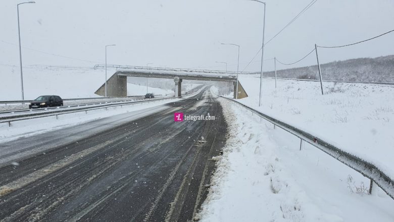 Reshjet e borës, Ministria e Infrastrukturës: Rrugët janë të kalueshme, ka vështirësi në viset malore