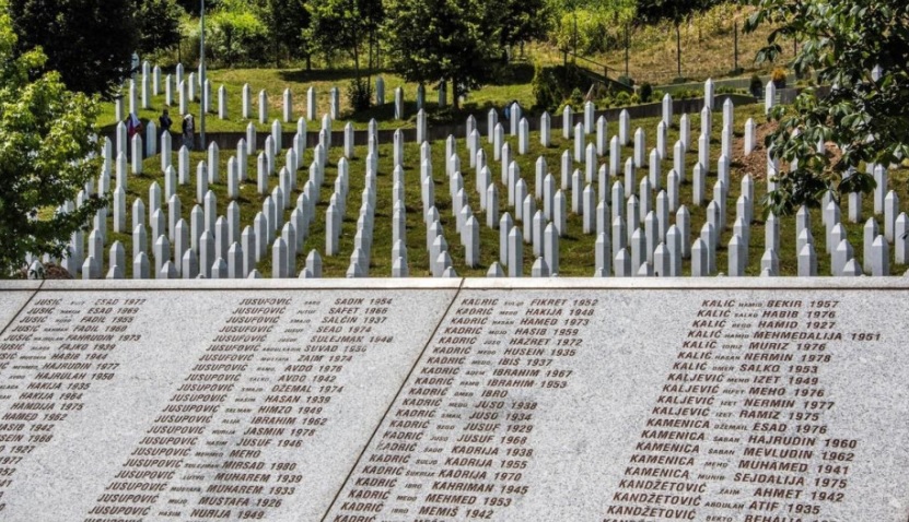 Ambasada Amerikane: Qeveria malazeze të dënojë masakrën e Srebrenicës dhe ta quajë atë gjenocid