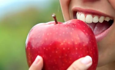 Për të nisur ditën shëndetshëm, konsumoni mollë në mëngjes