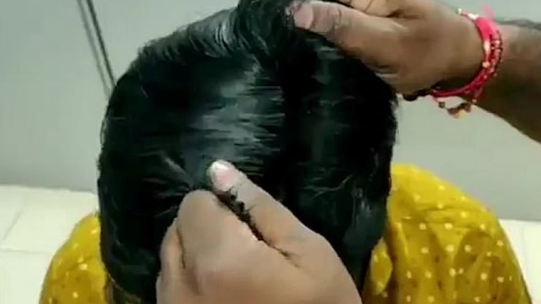 Kontrabandistët indianë e fshehin arin nën parukat e tyre – kapen në aeroport pas modelit të çuditshëm të flokëve