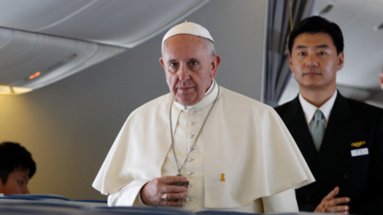 Papa kalon mbi hapësirën shqiptare, telegram Metës: I lutem Zotit për ju, paqe dhe begati