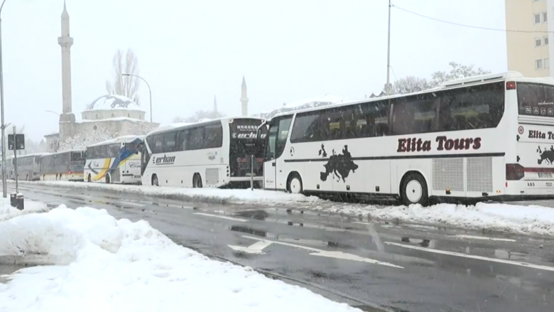 Pezullohet përkohësisht greva e transportit të udhëtarëve, autobusët nisin qarkullimin