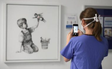 Piktura e fëmijës që mban në dorë një infermiere lodër shitet për një shumë rekorde prej 23 milionë dollarësh