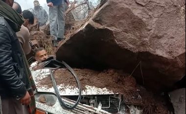 Vetura përfundoi nën këta shkëmbinj gjigant, shpëton shoferi në Pakistan – por jo edhe tre pasagjerët