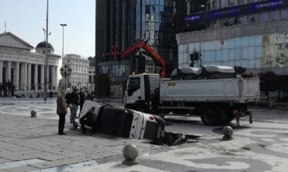 Shkup: Hapet gropë në sheshin “Maqedonia”, bie makina e pastrimit