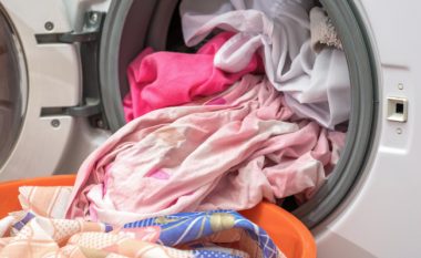 Për sa kohë mund t’i lëmë rrobat e lara në rrobalarëse pa kundërmuar erë të keqe? Ekspertët e kanë përgjigjen