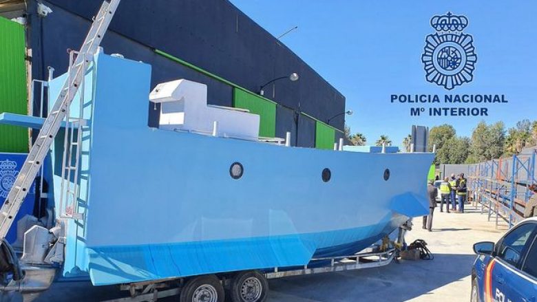 Policia spanjolle kap “narko-nëndetësen e bërë në shtëpi” – që është në gjendje të transportojë deri në dy tonë drogë