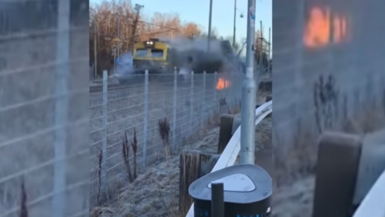 Pamje tronditëse, momenti kur treni përplaset me një autobus të parkuar në Suedi