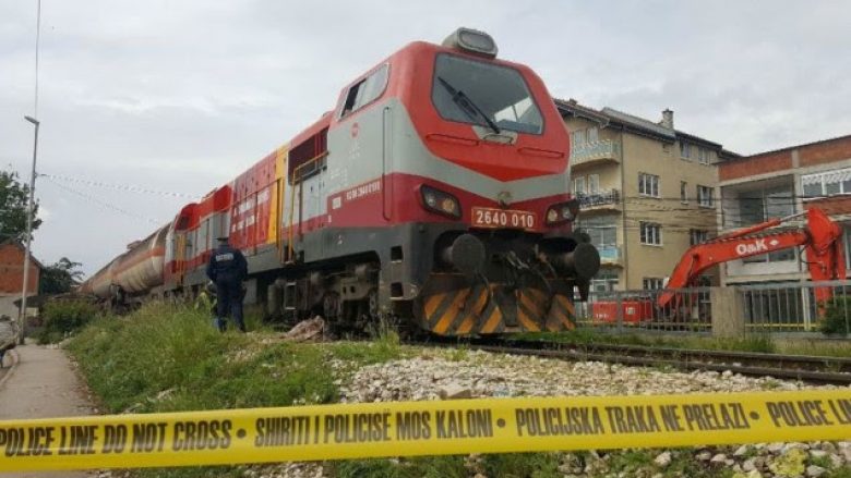 Treni godet një veturë në Klinë, lëndohen tre persona