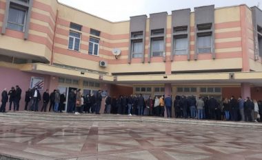 Mjekët nga Kosova mbërrijnë në Kukës për ta marrë vaksinën anti-Covid
