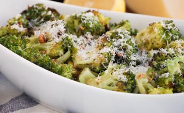 Brokoli me parmezan: Një recetë që do ta pëlqeni pa masë