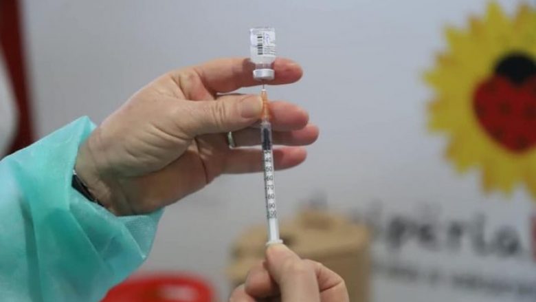 Edhe 200 mjekë kosovarë do të vaksinohen sot në Kukës