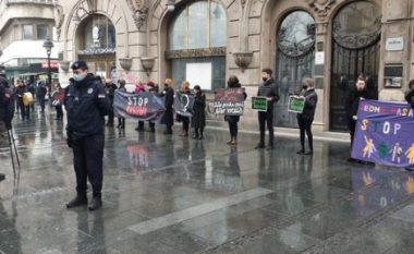 Lëvizja serbe, “Gratë në të zeza” protestojnë në Beograd: Ndalojeni ksenofobinë kundër shqiptarëve