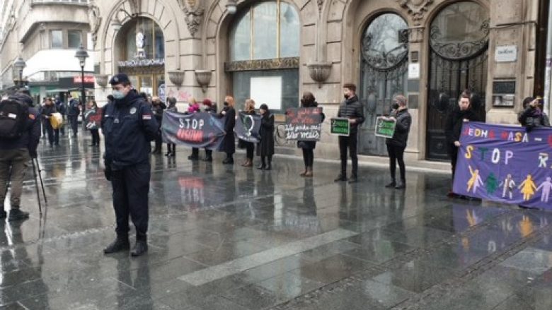 Lëvizja serbe, “Gratë në të zeza” protestojnë në Beograd: Ndalojeni ksenofobinë kundër shqiptarëve