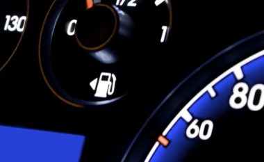 A e dini se çfarë do të thotë shigjeta afër treguesit të karburantit në veturën tuaj?