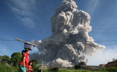 Pamje të shpërthimit të vullkanit “të fjetur për shekuj”, por tanimë shumë aktiv në Indonezi