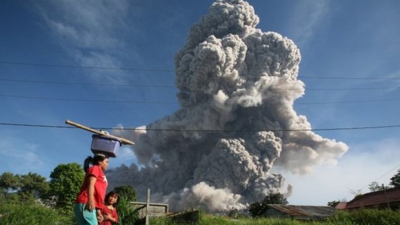 Pamje të shpërthimit të vullkanit “të fjetur për shekuj”, por tanimë shumë aktiv në Indonezi