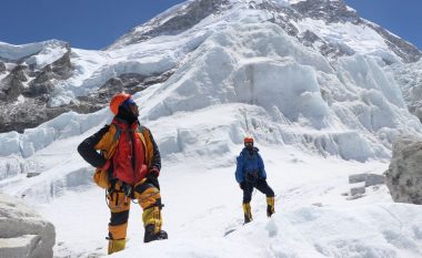Nepali pret grupin e parë të alpinistëve në Everest që nga viti 2019