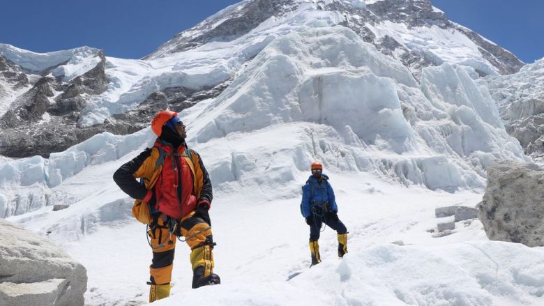 Nepali pret grupin e parë të alpinistëve në Everest që nga viti 2019