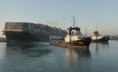 Anija masive “zhvendoset tërësisht”, pritet rifillimi i trafikut përmes Kanalit të Suezit