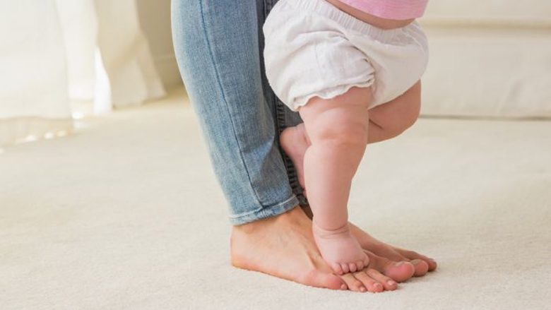 Çorapet zbathen vazhdimisht: Pse është mirë që fëmija të ecë zbathur?