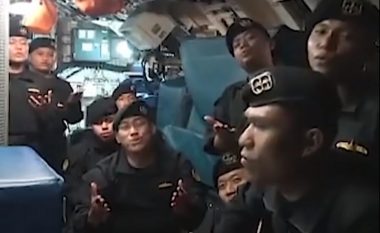 U gjet e copëtuar në 800 metra thellësi, publikohen pamjet e ekuipazhit të nëndetëses indoneziane duke kënduar këngën “lamtumirëse”