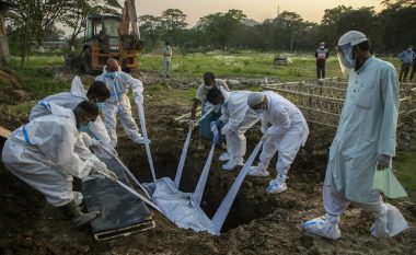 India goditet nga mutacioni i dyfishtë i coronavirusit, mësohet arsyeja pse është i rrezikshëm për ata që janë vaksinuar dhe që e kanë kaluar COVID-19