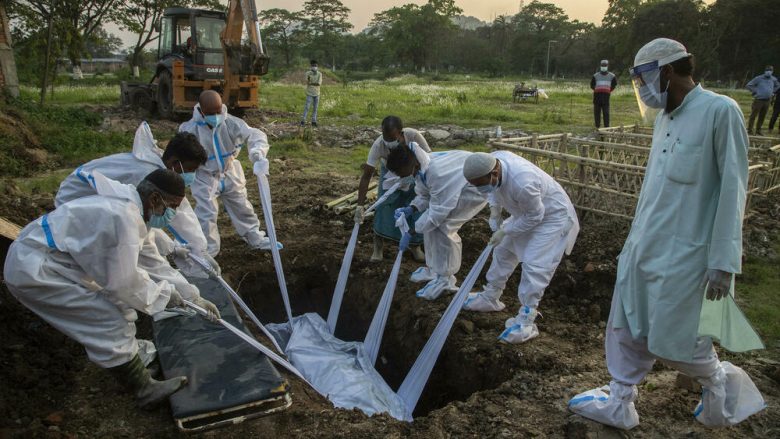 India goditet nga mutacioni i dyfishtë i coronavirusit, mësohet arsyeja pse është i rrezikshëm për ata që janë vaksinuar dhe që e kanë kaluar COVID-19