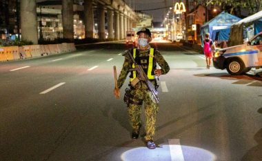 E kapin duke mos respektuar orën policore, policia në Filipine detyron burrin të bëjë 300 pompa – të nesërmen ndërroi jetë