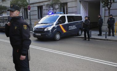 Policia katalunase ndaloi shoferin për vozitje në drejtim të gabuar të autostradës, brenda i  gjejnë partnerin e vdekur