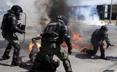 Selaniku në zjarr – studentët sulmojnë me koktej molotovi policinë greke