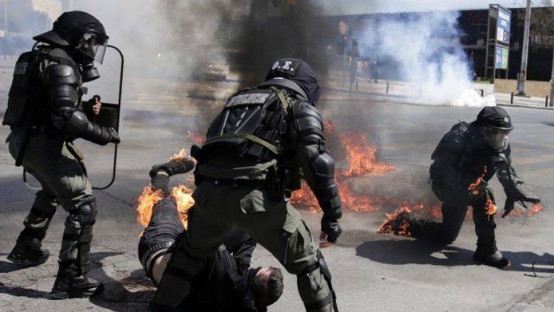 Selaniku në zjarr – studentët sulmojnë me koktej molotovi policinë greke