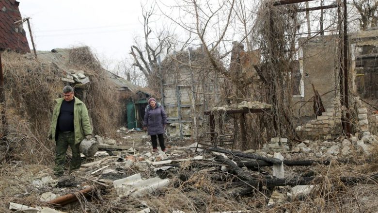 Ukraina thotë se një ushtar u vra në lindje, derisa rriten tensionet me Rusinë