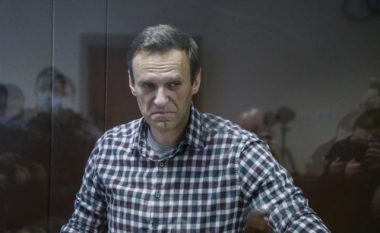 Alexei Navalny u transferua në spital