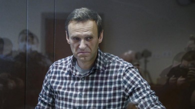 Alexei Navalny u transferua në spital