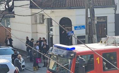 Merr flakë një veturë në Prishtinë, qytetarët i dalin në ndihmë shoferit