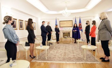 Presidentja Osmani takohet me ekipin e xhudos: Lartësuat flamurin e Kosovës nëpër botë