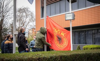 PSD vendos flamurin e UÇK-së në oborrin e Presidencës