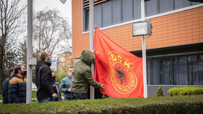 PSD vendos flamurin e UÇK-së në oborrin e Presidencës