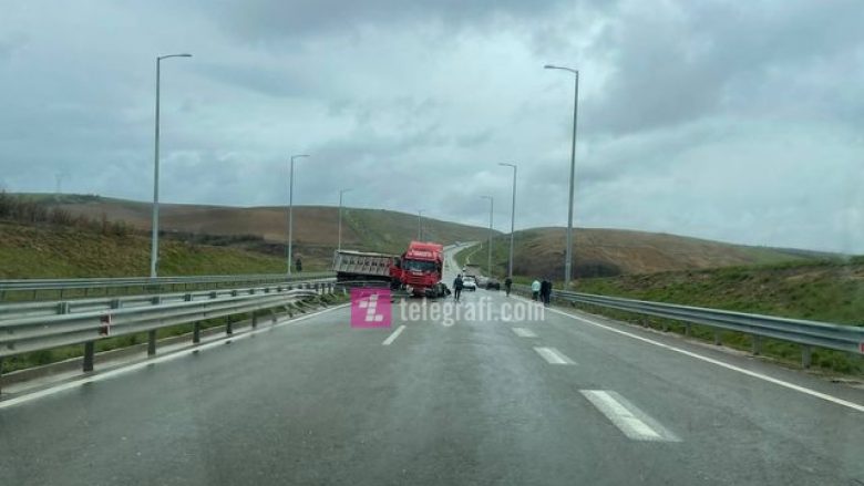 Aksident në autostradën “Ibrahim Rugova”, kamioni del nga rruga