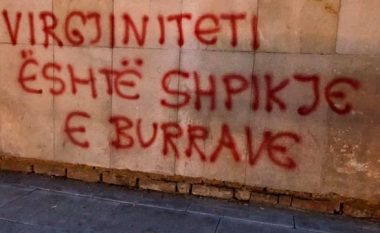 Muret në Mitrovicë mbushen me grafite – “Virgjiniteti është shpikje e burrave”