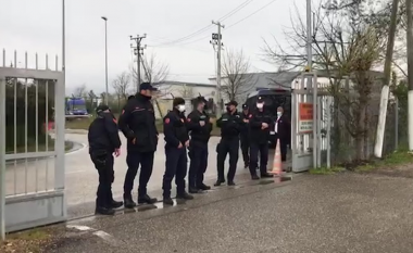 Greva e punëtorëve bllokon fluturimet, ushtria shqiptare zbarkon në Aeroportin e Rinasit
