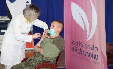 Fillon vaksinimi kundër COVID-19 i personelit mjekësor të FSK-së
