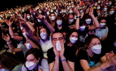 Përfundon eksperimenti i madh sa i përket COVID-19, mësohet se sa persona u infektuan në koncertin ku morën pjesë 5 mijë njerëz